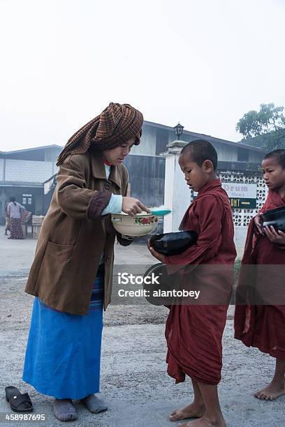 Myanmar Budistas Receber Oferta De Arroz - Fotografias de stock e mais imagens de Aprendiz de Monge Budista - Aprendiz de Monge Budista, Arroz - Alimento Básico, Budismo