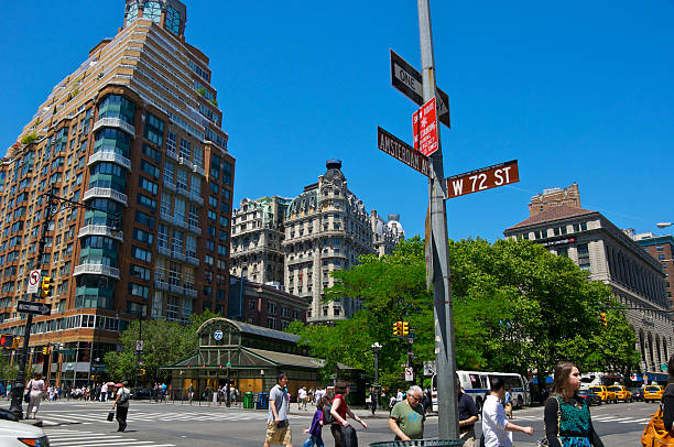 intersecciones de la ciudad de nueva york, w.72nd st & amsterdam avenue, manhattan - upper west side manhattan fotografías e imágenes de stock