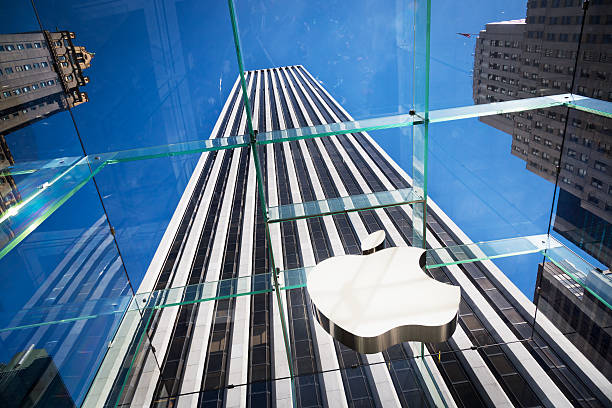 logotipo de apple, nueva york - editorial manhattan horizontal outdoors fotografías e imágenes de stock