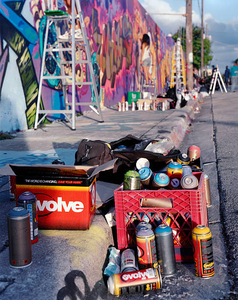 bombe de peinture sur graffiti peinture murale de wynwood - miami florida color image photography creativity photos et images de collection