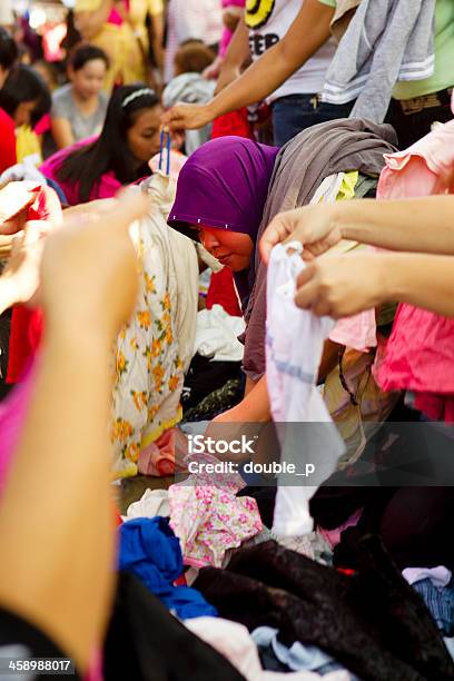 Foto de Selecionar Roupas e mais fotos de stock de Agarrar - Agarrar, Alcançar, Comércio - Ocupação