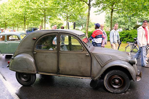 citroen 2cv - citroën 2cv стоковые фото и изображения