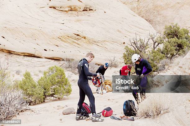 Preparati Per Torrentismo - Fotografie stock e altre immagini di 2012 - 2012, Abbigliamento casual, Abbigliamento sportivo