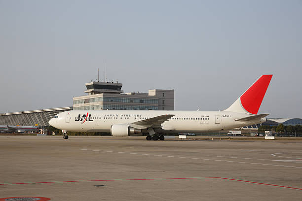 japan airlines boeing 767 - shanghai pudong international airport pudong taxiing editorial zdjęcia i obrazy z banku zdjęć