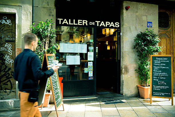 café d'une hauteur de tapas à barcelone, espagne - restaurant editorial entrance menu photos et images de collection