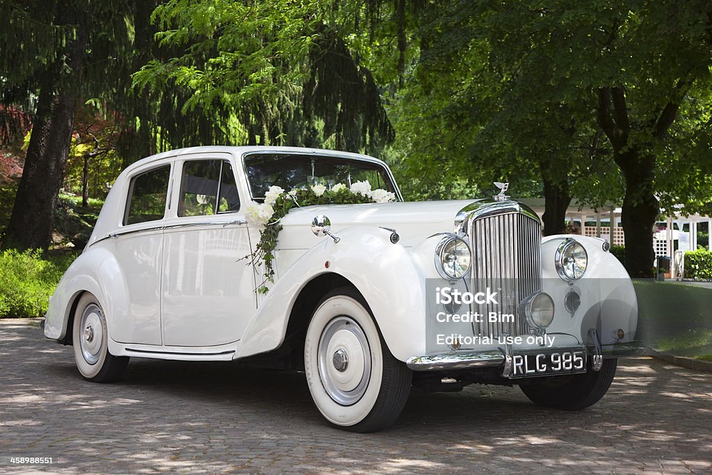 Vintage Boda en Bentley coche decorado con flores - Foto de stock de Boda libre de derechos