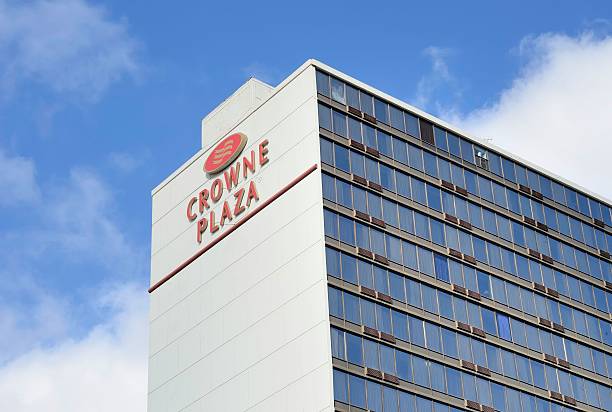 crowne plaza - crowne plaza sign intercontinental hotel stock-fotos und bilder