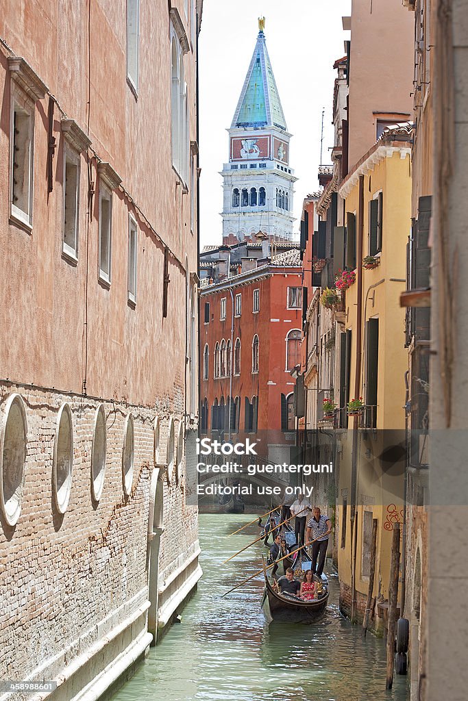 Gondoliere con turisti a canal, Venezia, Italia - Foto stock royalty-free di Acqua