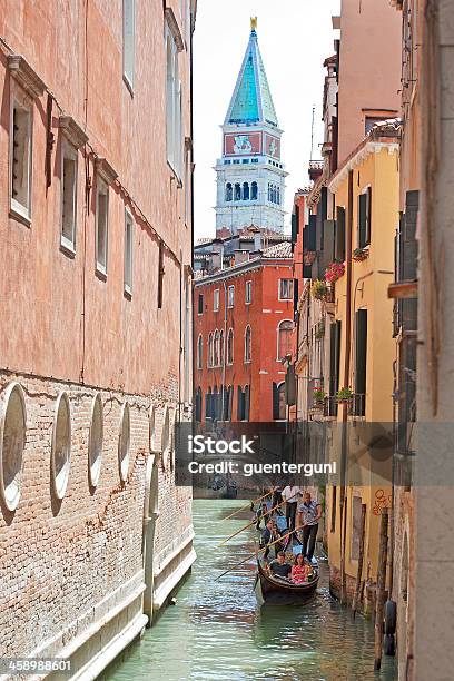Gondoliere Con Turisti A Canal Venezia Italia - Fotografie stock e altre immagini di Acqua - Acqua, Barca da diporto, Campanile