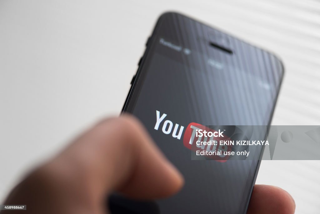 YouTube app per iPhone 5 di Apple - Foto stock royalty-free di YouTube