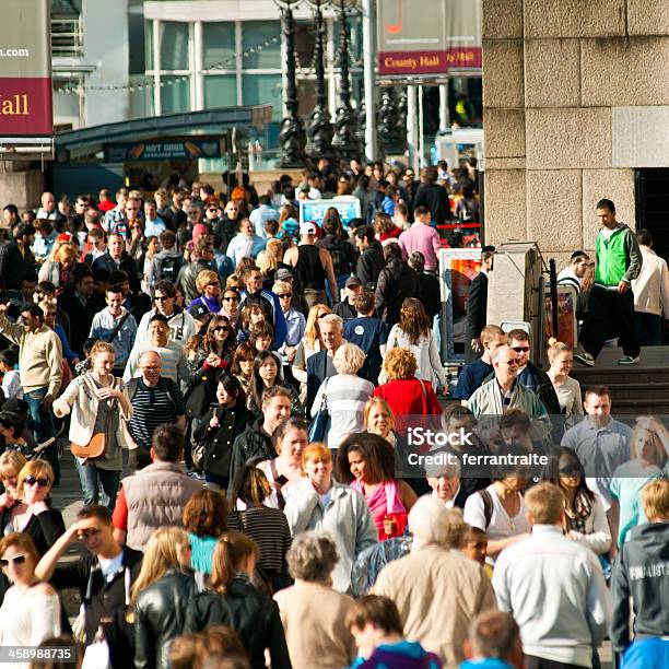 Толпа Людей В Лондоне — стоковые фотографии и другие картинки Англия - Англия, Большая группа людей, Вариация