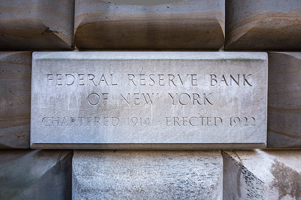 federal reserve bank of new york のビル,米国 - wall street new york city street bank ストックフォトと画像