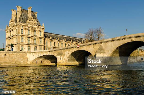 Louvre Museum Stockfoto und mehr Bilder von Brücke - Brücke, Royal-Brücke, Architektur