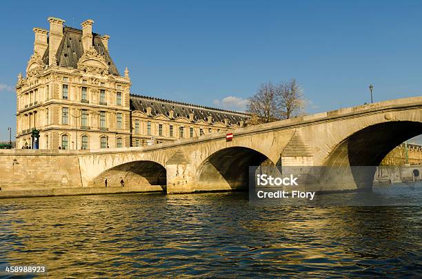 Foto de Museu Do Louvre e mais fotos de stock de Pont Royal - Pont Royal, Ponte, Arquitetura