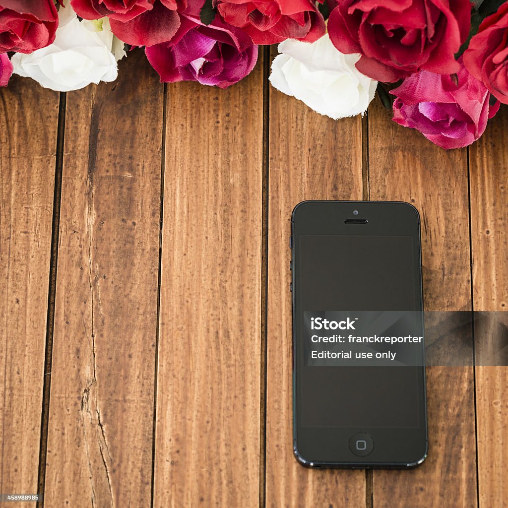 Iphone 5 sur planche de bois table avec fleur de rose - Photo de Amour libre de droits