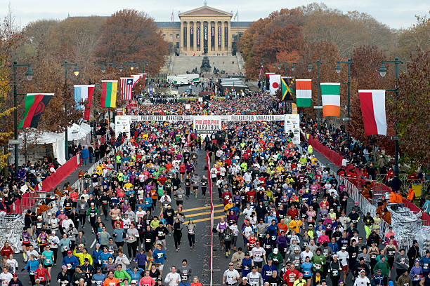 空中ショットの開始フィラデルフィアマラソン 2012 年 - benjamin franklin parkway ストックフォトと画像