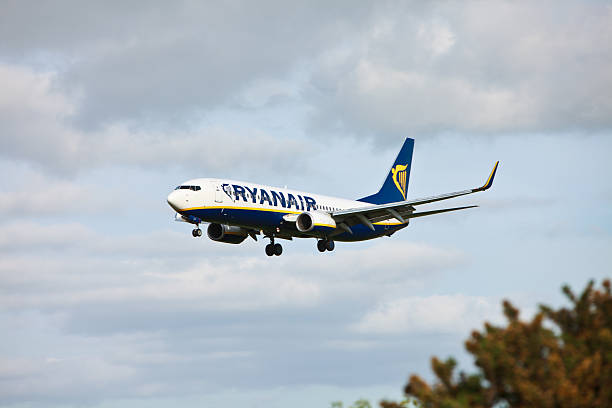 ryanair boeing 737 atterraggio all'aeroporto di cork, irlanda - wing airplane boeing 737 jet foto e immagini stock