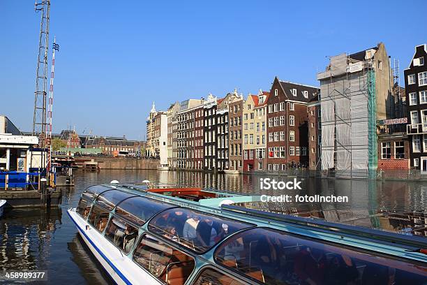 Tourist Boot In Amsterdam Stockfoto und mehr Bilder von Amsterdam - Amsterdam, Architektur, Auf dem Wasser treiben