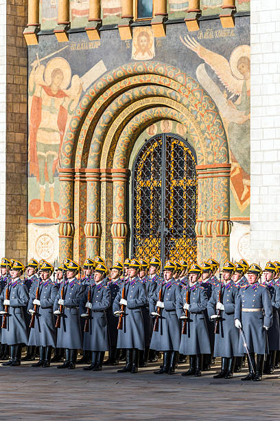 filas de los soldados del régimen de la suite presidential - kremlin regiment fotografías e imágenes de stock