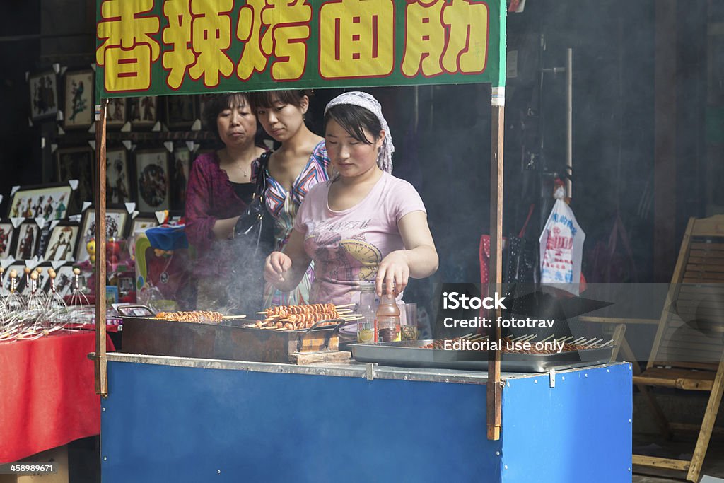 Chinês comida de rua em Xi'An Quarteirão Muçulmano, China - Foto de stock de Adolescente royalty-free