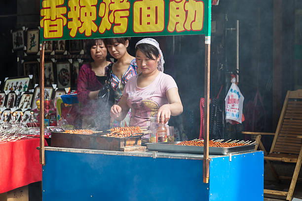 chinês comida de rua em xi'an, china, bairro muçulmano - islam people xian focus imagens e fotografias de stock