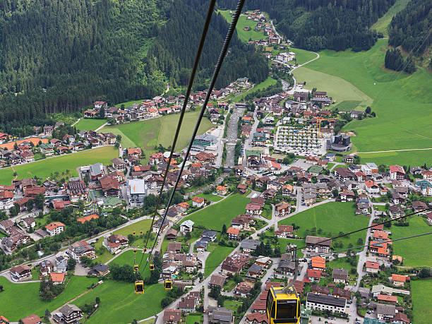 vue aérienne sur mayrhofen sud, autriche depuis un téléphérique - ziller photos et images de collection