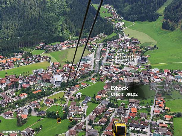 Vista Aérea Sobre Mayrhofen Sul Na Áustria De Um Bonde - Fotografias de stock e mais imagens de Verão
