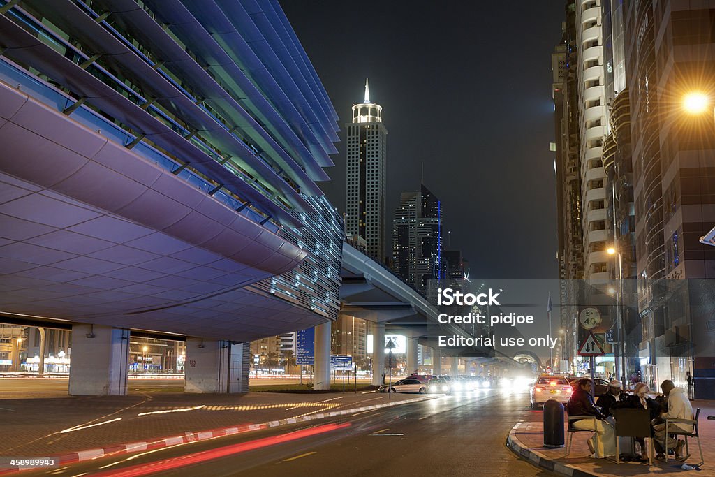 Estación de metro en Sheikh Zayed Road en la ciudad de noche - Foto de stock de Aire libre libre de derechos
