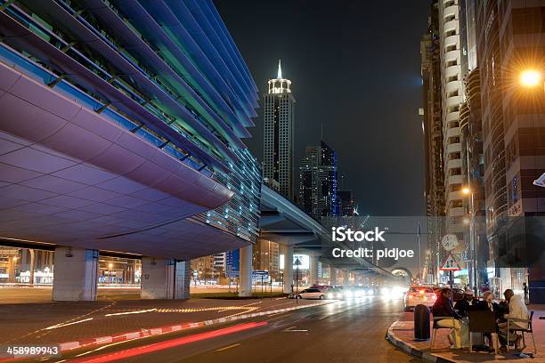 Estación De Metro En Sheikh Zayed Road En La Ciudad De Noche Foto de stock y más banco de imágenes de Aire libre