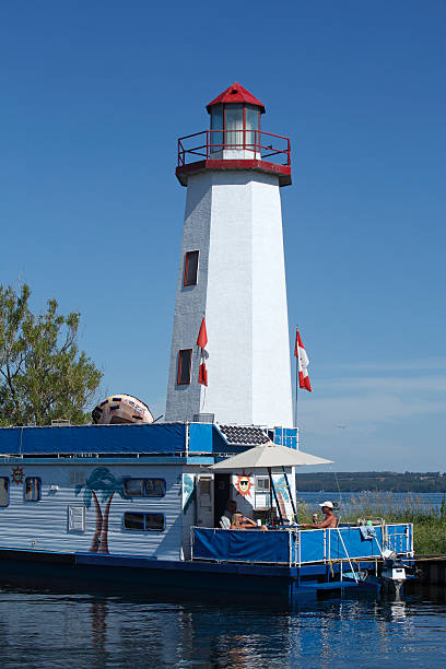 여름 및 가용부품 생은 있는 호수 - lighthouse local landmark blue canada 뉴스 사진 이미지