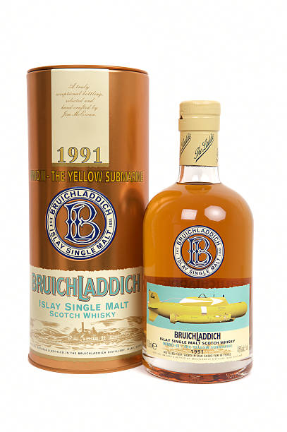 bruichladdich アイラシングルモルトのスコッチウィスキーのボトル 1 本を白背景 - bruichladdich whisky ストックフォトと画像