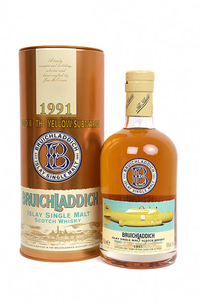 bruichladdich айла односолодового виски с виски бутылки на белом фоне - bruichladdich whisky стоковые фото и изображения