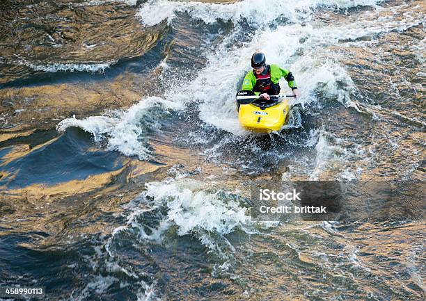 White Water Racer No Centro De Estocolmo Suécia - Fotografias de stock e mais imagens de Adulto - Adulto, Amarelo, Ao Ar Livre