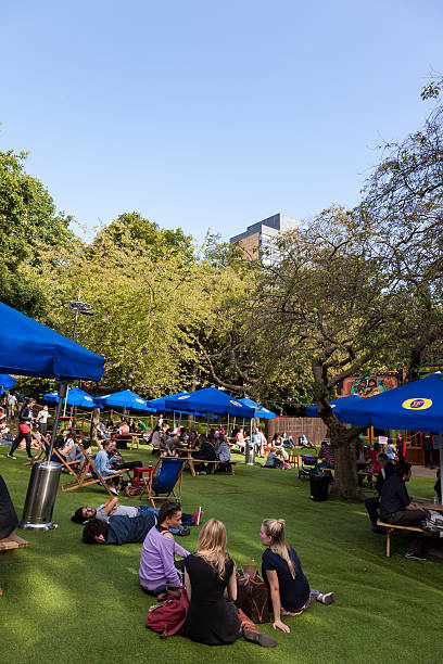 festivalgoers détendez-vous au bistro m durant le festival d'edimbourg. - underbelly photos et images de collection