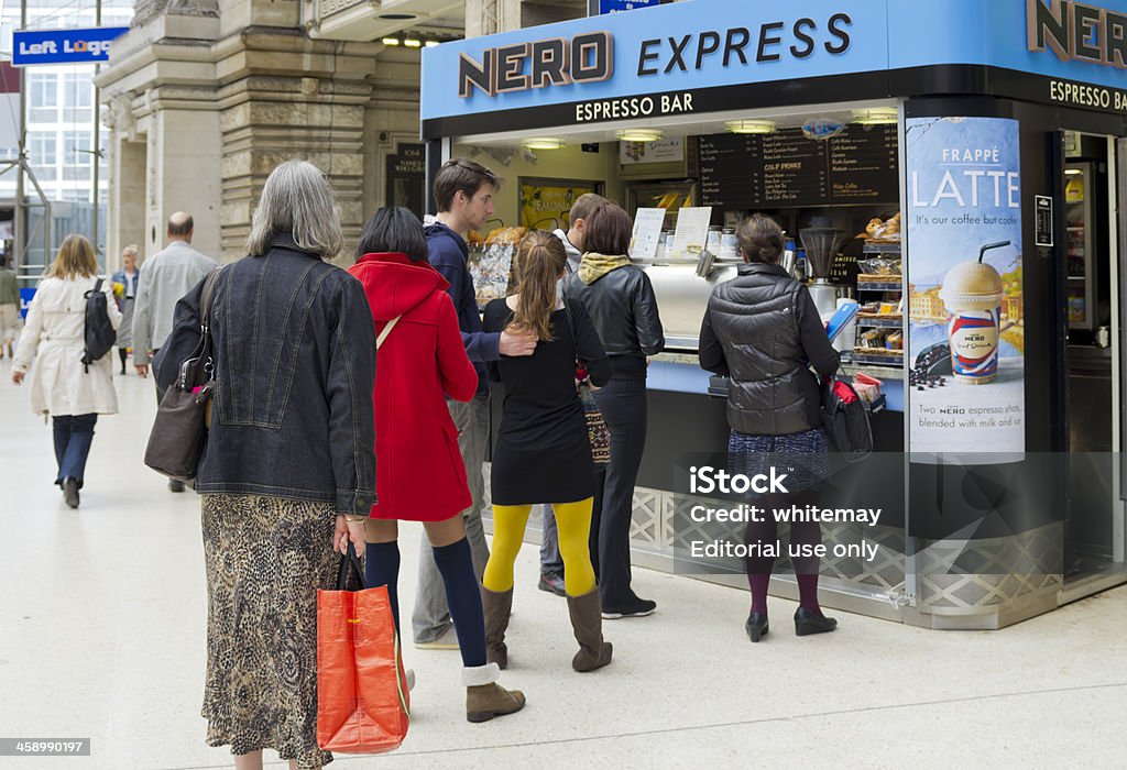 Reisende Anstellen erforderlich für Kaffee am Bahnhof Waterloo Station - Lizenzfrei Bahnhof Waterloo Stock-Foto