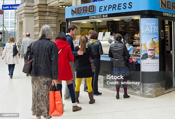 Photo libre de droit de Un Café À La File Pour Les Voyageurs À La Gare De Waterloo banque d'images et plus d'images libres de droit de Faire la queue