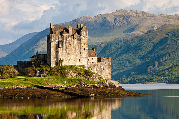 eilean donan castle, schottland, uk - national landmark editorial color image horizontal stock-fotos und bilder