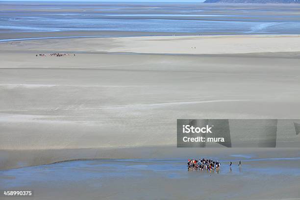 Turistas Atravessar A Água Na Maré Baixa - Fotografias de stock e mais imagens de Ao Ar Livre - Ao Ar Livre, Areia, Atividade