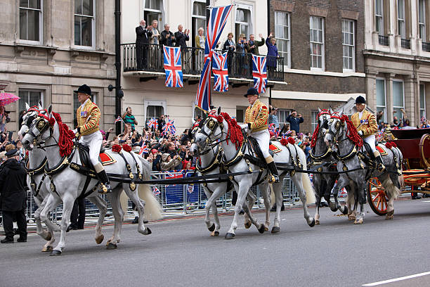 chevaux tirant le queens landau de jubilé de diamant procession. - queen jubilee crowd london england photos et images de collection