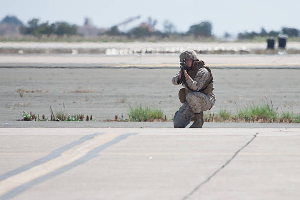 ミナミコメツキひざまずくを狙うライフル - marine corps air station miramar airshow san diego california marines ストックフォトと画像