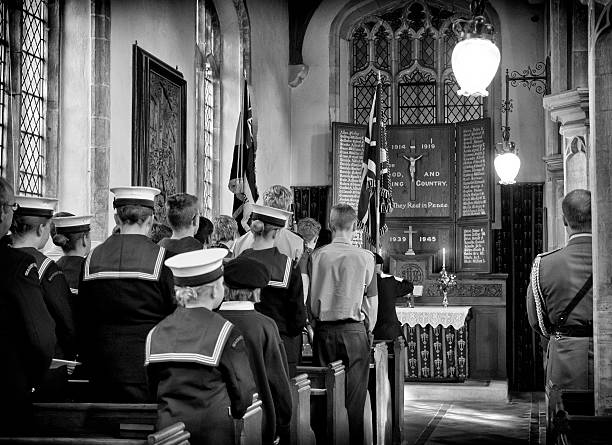 os cadetes em uma igreja de serviço - world war i horizontal editorial british military - fotografias e filmes do acervo