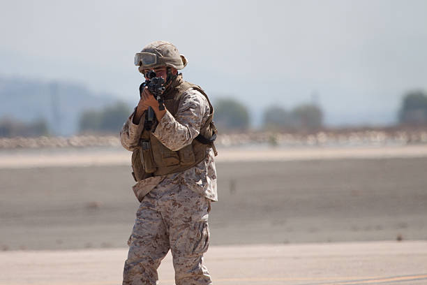 立つミナミコメツキ狙うライフル - marine corps air station miramar airshow san diego california marines ストックフォトと画像