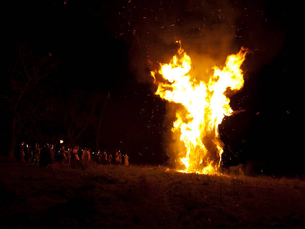 bruciare il wickerman - celtic culture paganism men fire foto e immagini stock