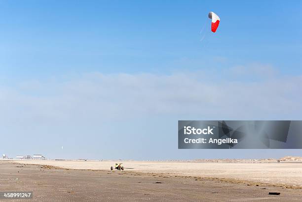 Foto de Kitebuggy Na Praia Sankt Peterording Alemanha e mais fotos de stock de Alemanha - Alemanha, Areia, Cultura Alemã