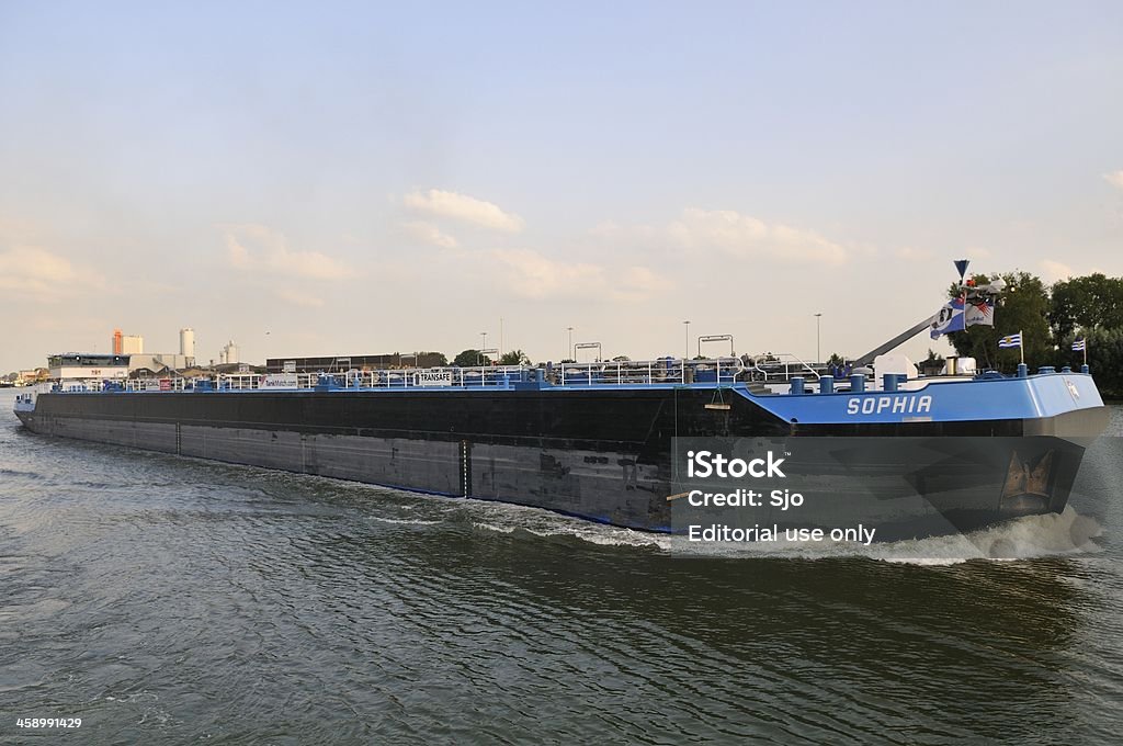 Bateau sur une rivière - Photo de Affaires libre de droits