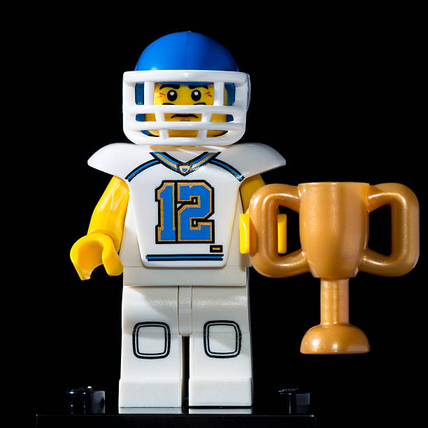 lego minifigures serie 8 statuetta: giocatore di football americano - humor athlete trophy one person foto e immagini stock