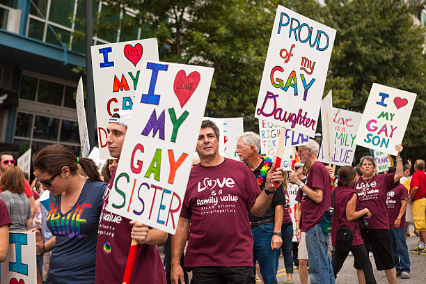 marciare per pflag - atlanta pride foto e immagini stock