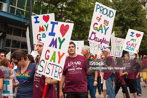 Marching Для Pflag — стоковые фотографии и другие картинки Гей - Гей, США, Pride - LGBTQI Event