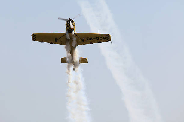 acrobatas aeronave apresenta acrobacias - stunt stunt plane airplane small - fotografias e filmes do acervo