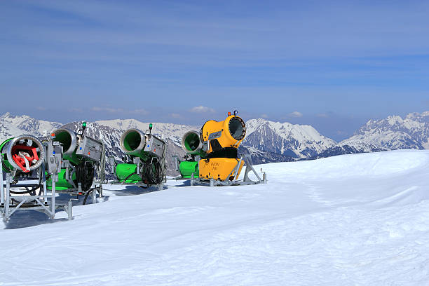 pistolet hochzeiger neige de la station de ski - schneekanone photos et images de collection